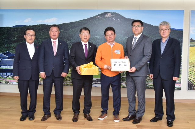 ▲ 울진군의회와 범대위가 경북도청을 방문해 신한울 3,4 건설재개 촉구 울진군민 서명부를 이철우 도지사에게 전달했다.ⓒ울진군