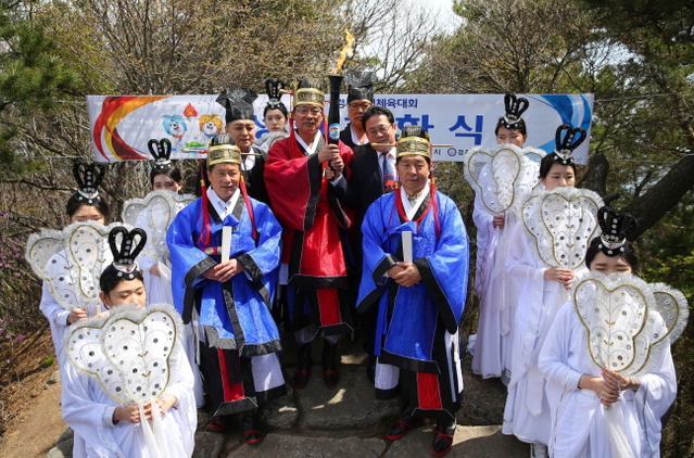 ▲ 18일 호국의 영산인 경주 토함산서 ‘제57회 경북도민체육대회’를 밝혀줄 성화를 채화 후 최대락 성화부장이 이영석 경주부시장에게 성화를 전달하고 있다.ⓒ경주시