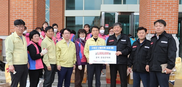 ▲ 장천배 증평군의장과 김남순 증평군자원봉사센터장은 18일 강원 고성군의회에 성금 100만원을 전달하고 있다.ⓒ증평군의회