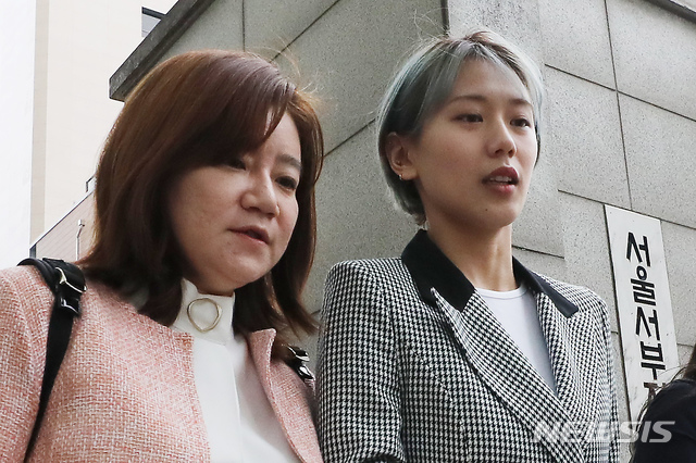 ▲ 18일 서울서부지법을 나오는 양예원(오른쪽) 씨와 양 씨 측 변호인 이은의 변호사.ⓒ뉴시스