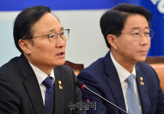 ▲ 더불어민주당 홍영표 원내대표와 조정식 정책위의장이 21일 오전 국회에서 열린 정책조정회의에서 모두발언을 하고 있다. ⓒ박성원 기자
