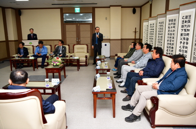 ▲ 강필구(오른쪽에서 다섯번째) 등 영광군의회 의원 일행이 노기경 본부장(오른쪽에서 여섯번째)과 홍보관에서 기념촬영을 하고 있다.ⓒ월성원전