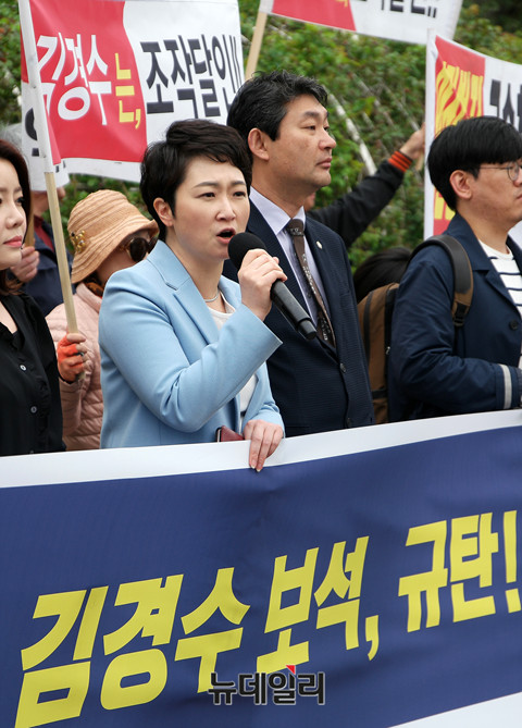 ▲ 이언주 바른미래당 의원이 18일 서울 서초구 서울중앙지방법원 앞에서 '행동하는 자유시민' 주최로 열린 '김경수 보석 석방 규탄 기자회견'에 참석해 발언하고 있다. ⓒ이기륭 기자