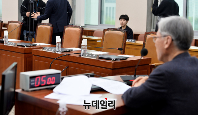 ▲ 문형배·이미선 헌법재판관 후보자 인사청문 경과보고서 채택 문제를 다룰 국회 법제사법위원회 전체회의가 18일 오후 국회에서 열릴 예정이었으나 여당 의원들의 전원 불참으로 인해 파행되고 있다.ⓒ박성원 기자