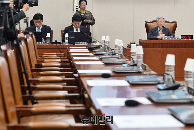 ▲ 문형배·이미선 헌법재판관 후보자 인사청문 경과보고서 채택 문제를 다룰 국회 법제사법위원회 전체회의가 18일 오후 국회에서 열릴 예정이었으나 여당 의원들의 전원 불참으로 인해 파행되고 있다.ⓒ박성원 기자