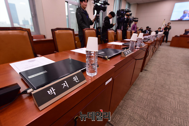 ▲ 문형배·이미선 헌법재판관 후보자 인사청문 경과보고서 채택 문제를 다룰 국회 법제사법위원회 전체회의가 18일 오후 국회에서 열릴 예정이었으나 여당 의원들의 전원 불참으로 인해 파행되고 있다. 당초 참석하기로 알려진 박지원 민주평화당 의원의 좌석이 비어있다.ⓒ박성원 기자