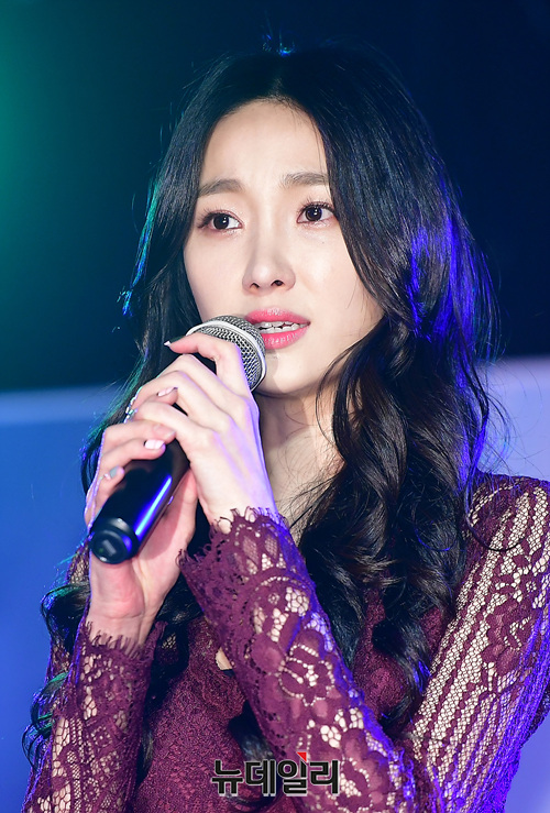 ▲ 프로듀스101 출신 박하이가 18일 오후 서울 마포구 합정홀에서 열린 2집 미니앨범 '달라요' 쇼케이스에서 수록곡 무대를 선보이고 있다. 이번 앨범은 '달라요', '불맛사랑' 등 2곡의 트로트 곡을 담았다. 앞서 박하이는 TV조선 '미스 트롯'에 출연해 트롯 가수로 전향 의사를 밝힌 바 있다.  ⓒ정상윤 기자