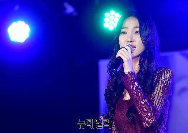 ▲ 프로듀스101 출신 박하이가 18일 오후 서울 마포구 합정홀에서 열린 2집 미니앨범 '달라요' 쇼케이스에서 수록곡 무대를 선보이고 있다. 이번 앨범은 '달라요', '불맛사랑' 등 2곡의 트로트 곡을 담았다. 앞서 박하이는 TV조선 '미스 트롯'에 출연해 트롯 가수로 전향 의사를 밝힌 바 있다.  ⓒ정상윤 기자