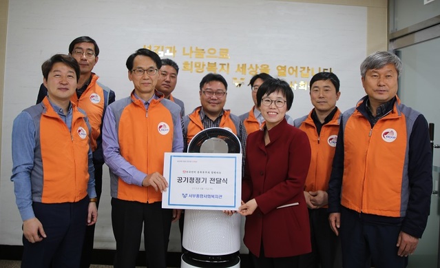 ▲ 한전 충북본부 사회봉사단원들이 청주 서부종합사회복지관에 어르신들을 위한 공기청정기 1대를 전달했다.ⓒ한전 충북지역본부