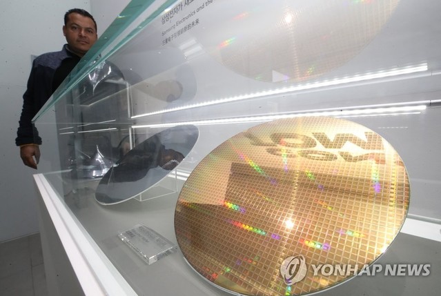 ▲ 우리 경제를 먹여살리는 반도체 산업이 반도체 가격 하락과 수요 부진으로 수출이 4개월 연속 하락했다. 사진은 서울 서초구 삼성전자 딜라이트에 전시된 반도체 웨이퍼. ⓒ 연합뉴스