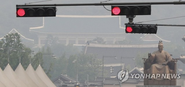 ▲ 문재인 정부 출범 이후 우리사회 곳곳에 무차별적으로 캠코더(캠프·코드·더불어민주당), 낙하산 인사를 내리꽂은 적폐가 지금의 경제침체를 방치하고 있다. 사진은 서울 세종대로의 빨간색 신호등 뒤로 안개에 휩싸인 청와대가 보이고 있다. ⓒ 연합뉴스