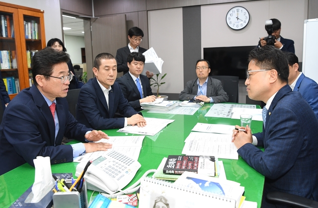 ▲ 이철우 경북도지사(왼쪽)는 지난 18일 이강덕 포항시장과 함께 국회를 찾아 포항지진 특별법 제정과 지진 후속대책 사업 등에 대한 정부 추경예산 반영을 건의했다.ⓒ경북도