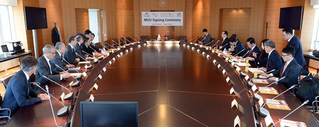 ▲ 양승조 충남도지사가 지난 18일 프랑스에서 토탈사와의 협약 세레모니 장면.ⓒ충남도