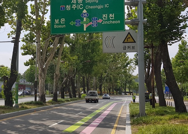 ▲ 청주시 흥덕구 휴암동 강상교차로에 설치된 도로표지판과 노면 색유도선.ⓒ청주시