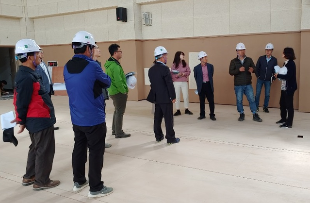 ▲ 세종시가 18일 연동면 복합커뮤니티센터 건립공사 현장에서 주민이 참여한 가운데 공사 추진현황을 점검했다.ⓒ세종시