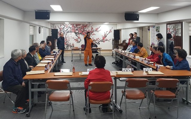 ▲ 단양소방서가 소화기 등을 보급하고 주민을 대상으로 사용법, 119신고요령 등을 교육하고 있다.ⓒ단양소방서