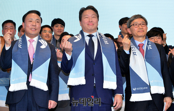 ▲ 최태원 SK 회장(가운데)이 지난해 4월 서울 신촌 연세대 백양누리 그랜드홀에서 열린 ‘사회성과인센티브 어워드’에 참석해 기념사진을 찍고 있다. ⓒ뉴데일리