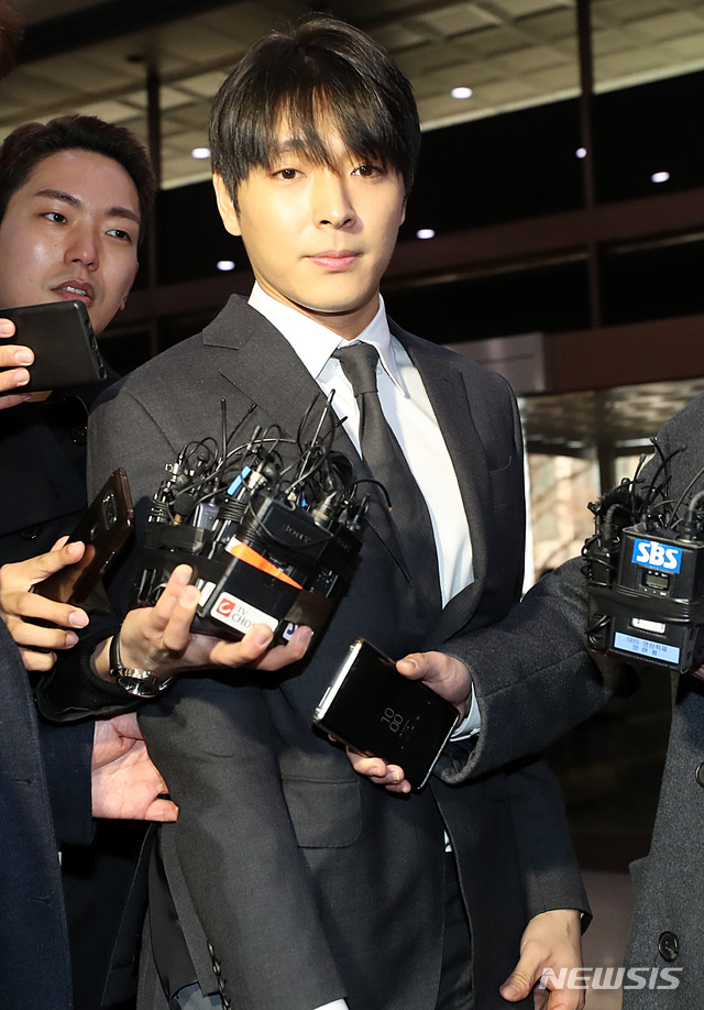 ▲ 불법 동영상 유포 혐의와 경찰유착 의혹 등을 받고 있는 FT아일랜드 전 멤버 최종훈이 지난달 16일 오전 서울 종로구 서울지방경찰청 광역수사대에 피의자 신분으로 소환되고 있다. ⓒ뉴시스