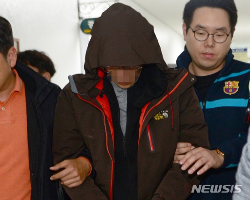 ▲ 지난 17일 경남 진주의 한 아파트에서 방화 및 살인을 저지른 피의자 안인득(42·가운데)씨가 진주경찰서 유치장으로 이동하고 있다. ⓒ뉴시스