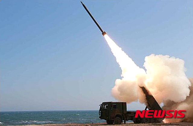 ▲ 2017년 1월에야 한미 당국이 실체를 파악한, 북한 KN-16 장거리 방사포. 중국산 WS-2를 원형으로 했으며, 상용 GPS와 글로나스 등을 집어넣어 정확도를 높였다. ⓒ뉴시스. 무단전재 및 재배포 금지.