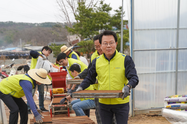 ▲ 농협금융지주 김광수 회장과 임직원 봉사단 30여명이 19일 강원도 홍천 왕대추 마을을 찾아 본격적인 영농철 일손돕기를 실시하고 있다.ⓒ농협금융