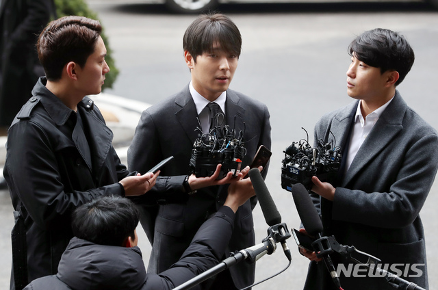 ▲ 지난달 16일 서울지방경찰청 광역수사대로 출석해 취재진의 질문에 답하고 있는 FT아일랜드 전 멤버 최종훈. ⓒ뉴시스