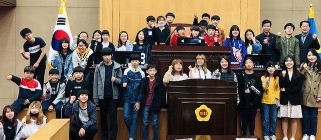 ▲ 19일 충북도의회가 마련한 청소년 의회교실에 참여한 학생들.ⓒ충북도의회
