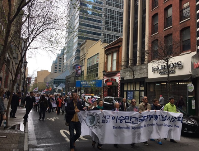 ▲ 미국독립광장을 향해 퍼레이드를 벌이는 이승만건국대통령기념사업회 관계자들과 교민들.ⓒ재미 포토저널리스트 임희순 촬영