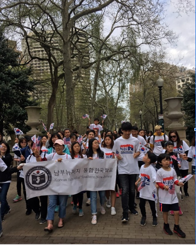 ▲ 어린 학생들도 이승만을 기념하는 시가행진에 태극기를 들고 동참했다.