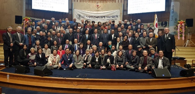 ▲ 필라델피아 이승만기념사업회 황준석 목사 주관 가 끝난 뒤 관계자들이 기념쵤영을 하고 있다.