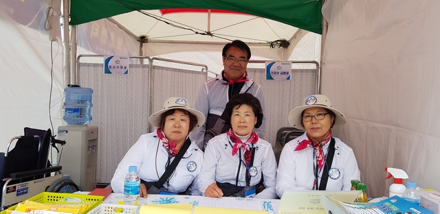 ▲ 경산에서 개최되는 제57회 경북도민체육대회에서 활동하고 있는 자원봉사자가 주목받고 있다. 이 가운데 권오길(뒷줄)씨가 도청 공무원 퇴임 후 자원봉사자로 참가해 관심을 모으고 있다.ⓒ경산시