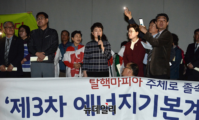 ▲ 이언주 바른미래당 의원이 19일 산업부 주최로 열린 '제3차 에너지기본계획 공청회'가 끝난 뒤 해당 안을 비판하는 기자회견을 열고 문재인 정부의 탈원전 정책을 비판하고 있다. ⓒ박성원 기자