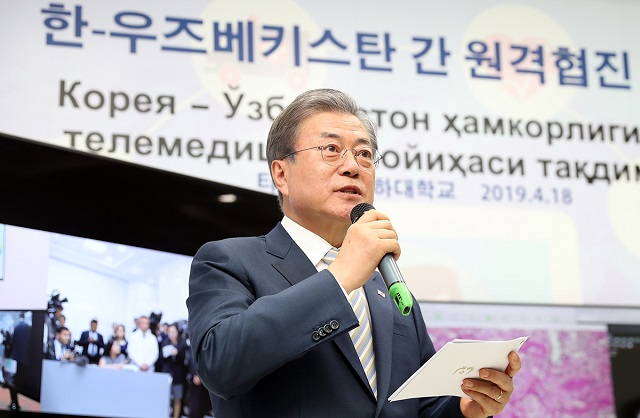 ▲ 문재인 대통령이 18일 오후(현지 시간) 타슈켄트 인하대에서 열린 한-우즈베키스탄 의료진 간 원격협진 시연회에서 연설하고 있다. ⓒ청와대