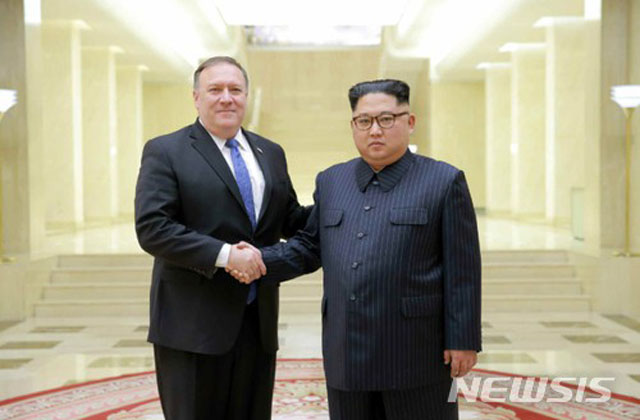 ▲ 지난해 평양을 찾아 김정은과 만난 폼페이오 미 국무장관. ⓒ뉴시스. 무단전재 및 재배포 금지.