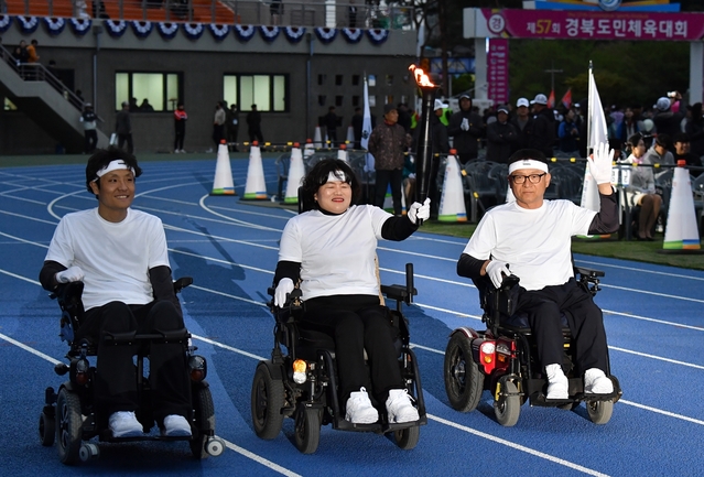 ▲ 개회식의 하이라이트인 성화 입장 장면.ⓒ경산시