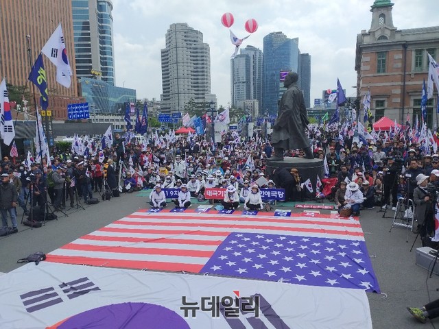 ▲ 20일 오후 1시께 서울역 앞에 운집한 태극기 집회 군중들ⓒ권영수 기자
