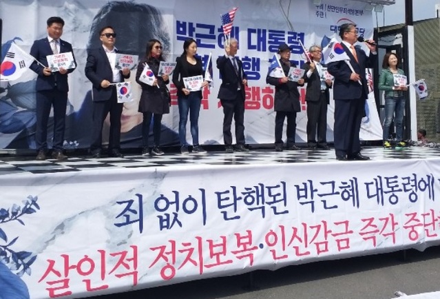 ▲ 조원진 애국당 대표를 비롯한 정치권 인사들이 서울역 앞에 마련된 연단에서 연설을 하고 있다ⓒ권영수 기자