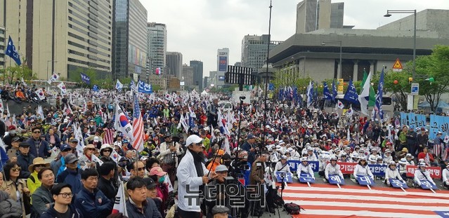 ▲ 20일 오후 4시께 광화문에 모여있는 박근혜 지지자들. 이들은 서울역에서 1부 집회를 가진 후 광화문으로 가두행진을 진행해 2부 집회를 이어갔다.ⓒ권영수 기자