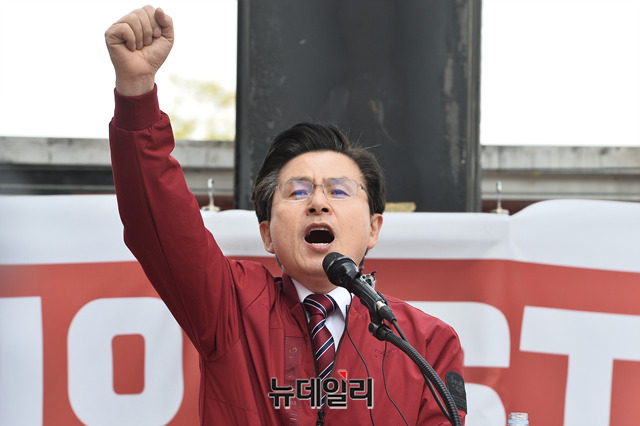 황교안 자유한국당 대표가 20일 서울 세종문화회관 앞에서 열린 '문재인 STOP, 국민이 심판합니다' 집회에 참석해 발언하고 있다.ⓒ박성원 기자