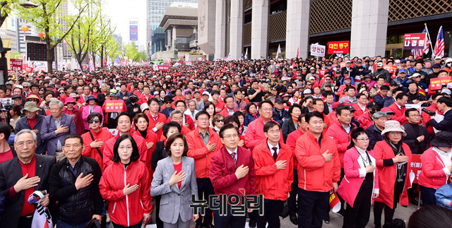 ▲ 20일 서울 세종문화회관 앞에서 자유한국당이 대규모 장외투쟁을 열었다. 황교안 대표, 나경원 원내대표를 포함해 소속 국회의원, 전국 당협위원장 및 당원들이 모였다. ⓒ박성원 기자