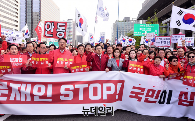 ▲ 황교안 자유한국당 대표를 비롯한 당 지도부가 20일 서울 광화문 일대에서 열린 한국당 장외투쟁에 참석해 가두행진을 이어가고 있다. ⓒ박성원 기자