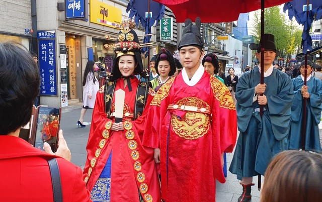 ▲ 19, 20일 영월문화재단이 서울 인사동에서 단종과 정순왕후 복장을 한 홍보팀이 단종문화제를 알리는 거리홍보를 펼치고 있다.ⓒ영월군