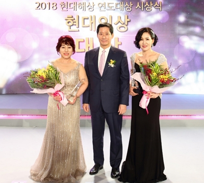 ▲ 시상식에 참석한 현대해상 정몽윤 회장(가운데), 설계사부문 대상 김경애 씨(왼쪽), 대리점부문 대상 남상분 씨(오른쪽)가 기념사진을 촬영하고 있다.ⓒ현대해상