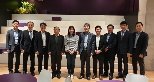 ▲ 이동걸 산업은행회장은 19일 ‘마켓컬리’로 유명한 컬리를 방문해 현장 목소리를 청취했다. (사진 왼쪽 기준으로) 5번째가 컬리 김슬아 대표, 6번째가 산업은행 이동걸 회장, 7번째가 컬리 강정원 CFO ⓒ산업은행