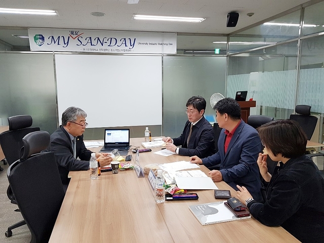 ▲ 1:1멘토링을 진행하고 있는 대구경북지방중소벤처기업청 박동일 전문위원과 미술치료학과 황세진 교수, 엄지영지버섯이야기 오순기 대표, 중소기업산학협력센터 정현아 센터장.ⓒ대구한의대