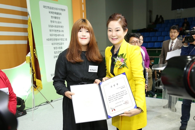 ▲ 영진전문대 사회복지과 전공연구회인‘마주보기’가 19일 대구시민체육관에서 개최된 제39회 장애인의 날 기념식에서 대구시의회 의장상을 수상했다. 사진은 하예린 마주보기 회장(사진 왼쪽)학생이 배지숙 대구시의회 의장과 기념 촬영을 하는 모습.ⓒ영진전문대