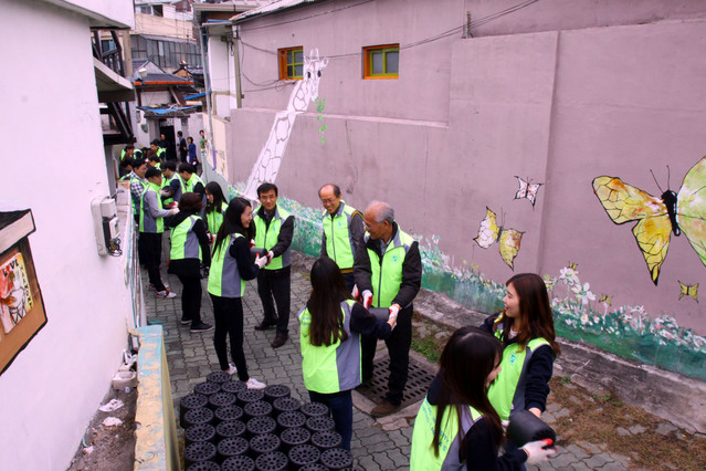 ▲ 계명대 교직원의 급여 1%로 조성돼 운영되고 있는 (사)계명 1% 사랑나누기에서 지역의 어려운 주민들을 위해 겨울에 연탄을 나눠주고 있다.ⓒ계명대