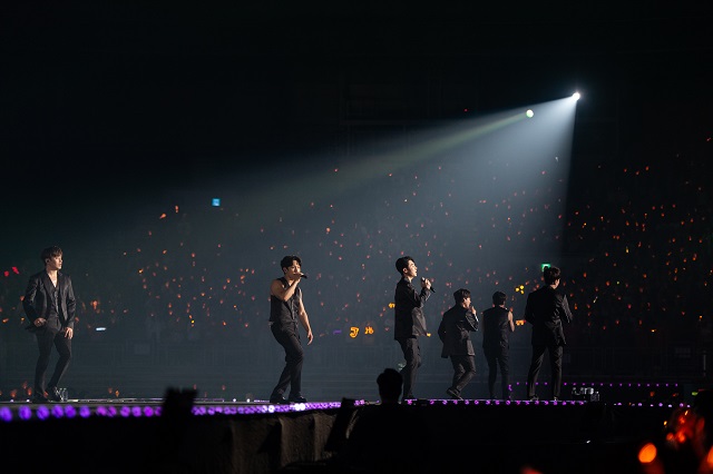 ▲ 신화는 콘서트를 진행하는 동안 팬들에게 가까운 거리로 다가가 공연하며 21년 차 그룹과 팬덤의 환상적인 호흡을 선보였다.ⓒ신화컴퍼니