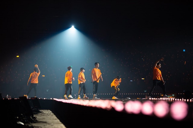 ▲ 신화는 앵콜무대를 끝내고도 한참을 팬들과 함께하는 시간을 보냈다.ⓒ신화컴퍼니