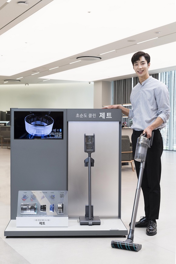 ▲ 삼성전자 모델이 삼성전자의 프리미엄 무선 청소기 '삼성 제트'를 소개하고 있다.ⓒ삼성전자